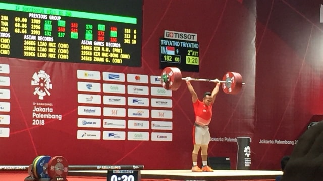 Triyatno menjalani pertandingan angkat besi nomor 69 kg. (Foto: Sandy Firdaus/kumparan)