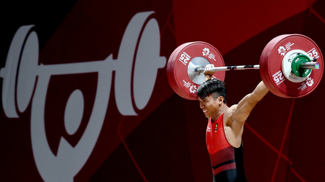 Lifter Indonesia, Deni, menjalani pertandingan angkat besi nomor 69 kg. (Foto: Helmi Afandi/Antara/INASGOC)
