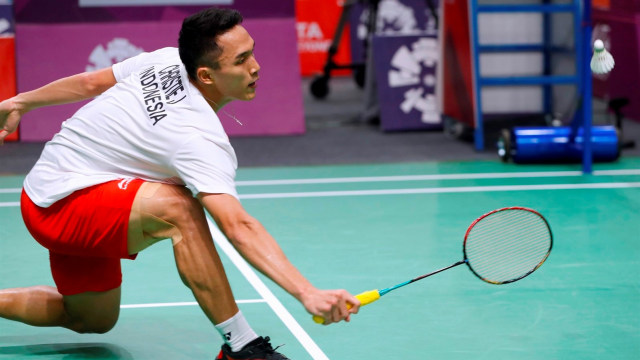 Jonatan Christie mengembalikan bola kiriman Chen Long. (Foto: Reuters/Beawiharta)