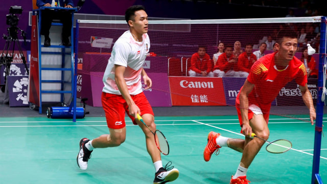 Jonatan Christie di final bulu tangkis beregu Asian Games 2018 menghadapi Chen Long. (Foto: Reuters/Beawiharta)