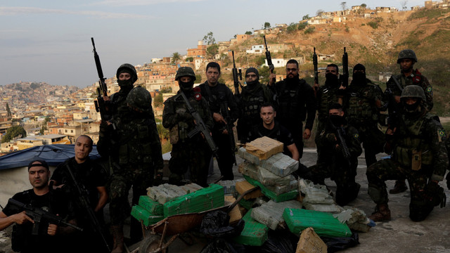 Tentara Brasil melakukan operasi melawan pengedar narkoba di Rio de Janeiro. Foto: Reuters/Ricardo Moraes