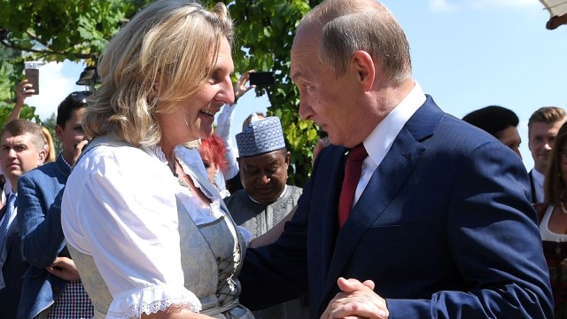 Putin berdansa dengan Menlu Austria Karin Kneissl. (Foto: Roland Schlager/Pool via Reuters)