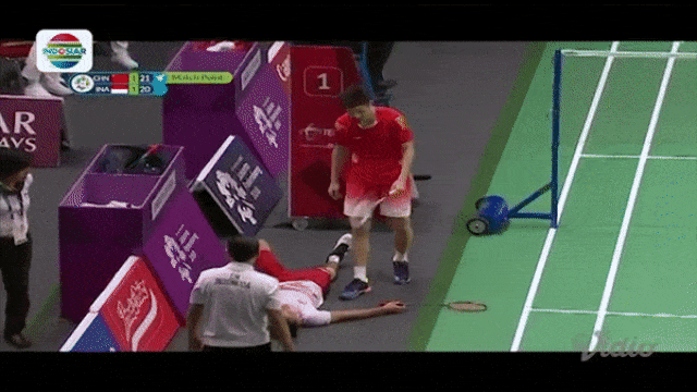 Pemain China, Shi Yuqi memastikan kondisi Anthony. (Foto: YouTube/Indosiar)