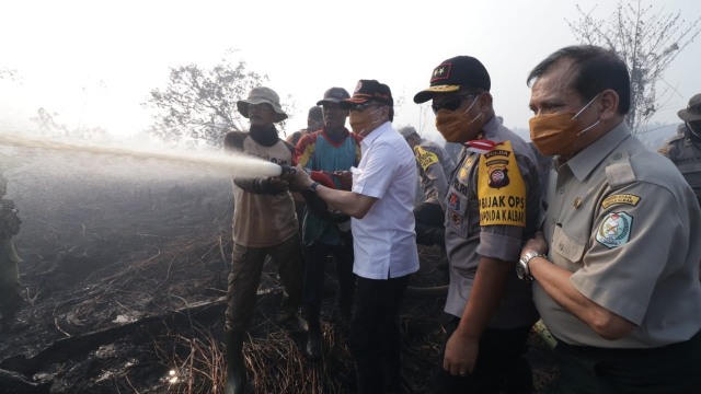 Upaya pemadaman kebakaran hutan di Kalimantan Barat. (Foto: Dok. BNPB)