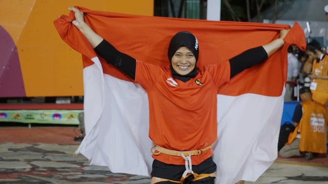 Aries Susanti meraih medali emas pada cabang olah raga panjat tebing nomor kecepatan putri di Jakabaring Spot City,  Palembang, Sumatera Selatan,Kamis (23/8). (Foto: Fanny Kusumawardhani/kumparan)