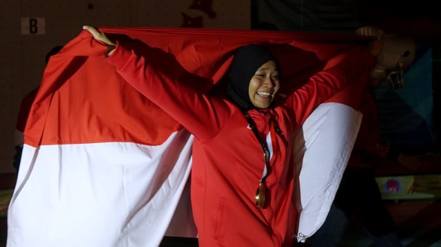 Aries Susanti meraih medali emas pada cabang olahraga panjat tebing nomor kecepatan putri dengan catatan waktu 07:61 detik di Jakabaring Spot City,  Palembang,  Sumatera Selatan, Kamis (23/8). Foto: Fanny Kusumawardhani/kumparan