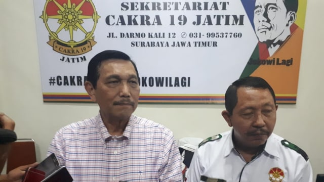 Luhut Binsar Panjaitan (kiri) Menteri Koordinator Bidang Kemaritiman Indonesia pada acara Barisan Relawan Cakra 19 Jawa Timur deklarasi untuk pasangan Joko Widodo-Ma'ruf Amin di Pilpres 2019, kamis (23/8/18). (Foto: Phaksy Sukowati /kumparan)