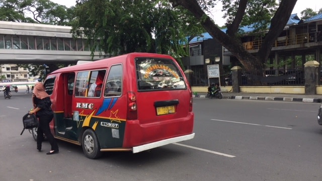 Salah satu angkot yang ‘ngetem’ di depan stasiun kereta (23/8/18). (Foto: Ade Nurhaliza/kumparan)