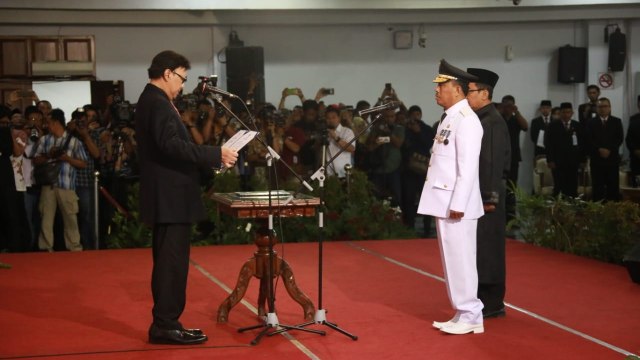 Pelantikan Syarifuddin (kanan) sebagai Gubernur Jawa Tengah oleh Menteri Dalam Negeri Indonesia Tjahjo Kumolo (kiri) (23/8/18). (Foto: Dok. Kemendagri)