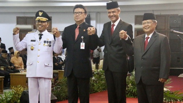 Suasana pelantikan Syarifuddin (kiri) sebagai Gubernur Jawa Tengah oleh Menteri Dalam Negeri Indonesia Tjahjo Kumolo (kedua kiri) (23/8/18). (Foto: Dok. Kemendagri)