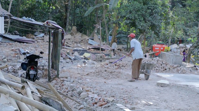 Kerusakan akibat gempa di Lombok. (Foto: Dwi Herlambang/kumparan)