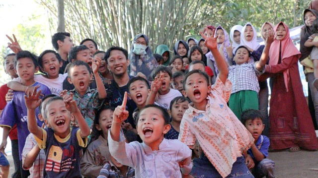 Wartawan kumparan bersama anak-anak korban gempa di pengungsian Lombok Utara. (Foto: Dwi Herlambang/kumparan)