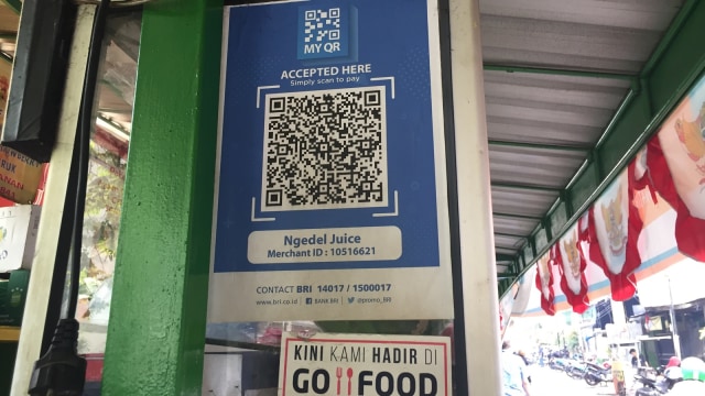 Papan QR Code pada PKL di belakang BRI Semanggi, Jakarta, Jumat (24/08/2018). Foto: Nurul Nur Azizah/kumparan