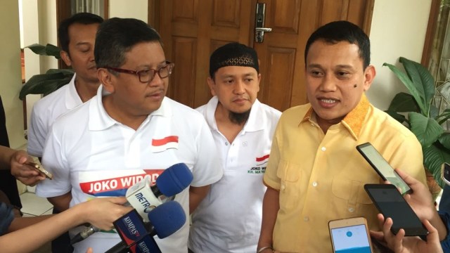 Sekjen PDIP Hasto, Sekjen PKB Karding, Sekjen Perindo Ahmad Rofiq dan Sekjen PKPI Verry di Posko Cemara. (Foto: Rafyq Alkandy/kumparan)