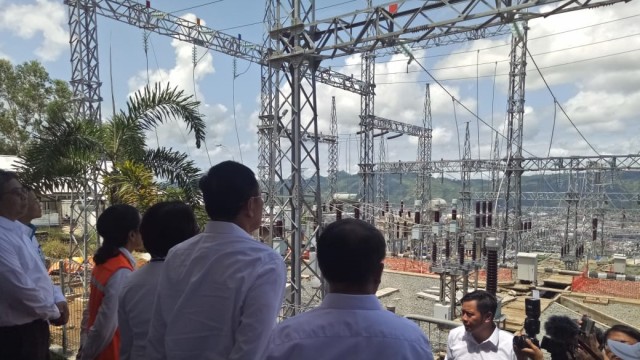 Rini Soemarno meresmikan gardu induk dan transmisi holtekamp di Jayapura. (Foto: Angga Sukmawijaya/kumparan)