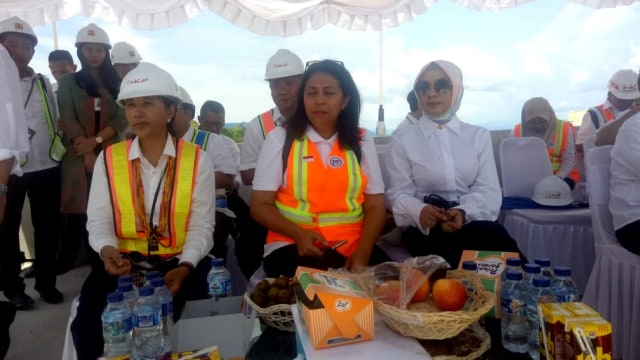 Rini Soemarno (kiri) bersama Plt Dirut Pertamina Nicke Widyawati (kanan). Foto: Angga Sukmawijaya/kumparan