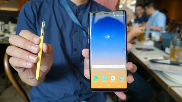 Unboxing Samsung Galaxy Note9 oleh kumparan, Jumat (24/08/2018). (Foto: Iqbal Firdaus/kumparan)