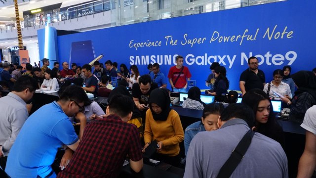 Suasana pembelian Samsung Galaxy Note9 di Central Park Mall, Jakarta Barat, Jumat (24/08/2018). (Foto: Iqbal Firdaus/kumparan)