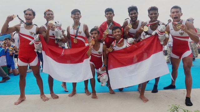 Atlet dayung putra Indonesia meraih medali emas pada laga final nomor dayung kelas ringan delapan putra di Jakabaring Spot Citu, Palembang,  Sumatera Selatan, Jumat (24/8/2018). (Foto: Fanny Kusumawardhani/kumparan)