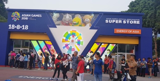 Mereka Berjuang Mendapatkan Suvenir Asian Games