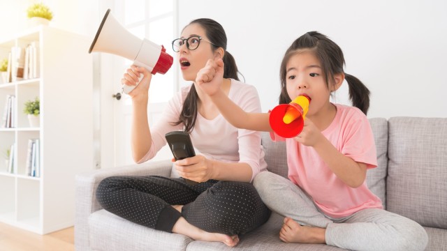 Ilustrasi ibu dan anak nonton pertandingan.  (Foto: Shutterstock)