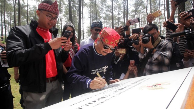 Menpar Arief Yahya menandatangani prasasti Orchid Forest Cikole di Lembang, Bandung, Jumat (24/8/2018). (Foto: Helinsa Rasputri/kumparan)