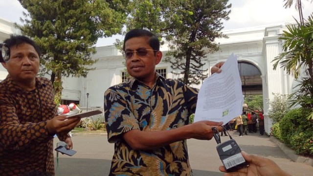 Idrus Marham menunjukan surat pengunduran diri sebagai Mensos di Istana Negara, Jakarta (24/8/2018). (Foto: Jihad Akbar/kumparan)