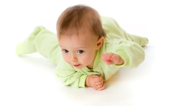 Ilustrasi bayi merangkak gaya commando crawling. (Foto: Shutterstock)