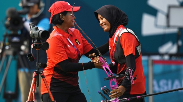 Diananda Choirunisa (kanan) bersama sang pelatih. Foto: ANTARA FOTO/INASGOC/Aditya Pradana Putra