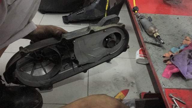 Bongkar blok CVT Honda Vario 125 (Foto: Aditya Pratama Niagara/kumparanOTO)