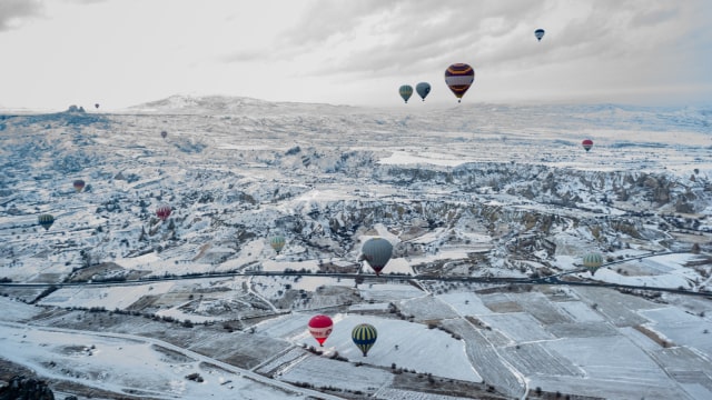 Sajian Panorama Cappadocia Berbalut Salju. (Foto: Flickr / Randy Tarampi)