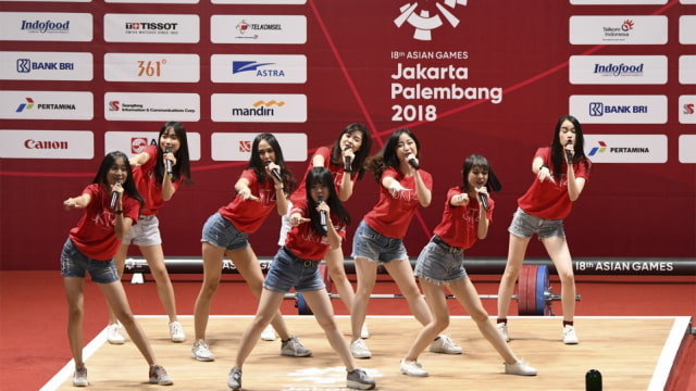JKT 48 Meriahkan panggung Angkat Besi Asian Games 2018 di JIEXPO, Jakarta, Jumat (24/8/2018). (Foto: Helmi Afandi Abdulah/kumparan)