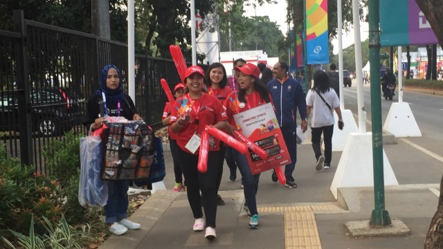 Penjual Souvenir Asian Games Raup Omzet Jutaan Rupiah, Jumat (24/8/2018). (Foto: Nurul Nur Azizah/kumparan)