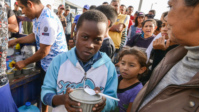 PBB terhadap Krisis di Venezuela. Warga Venezuela menerima makanan dari volunter. (Foto: CRIS BOURONCLE / AFP)