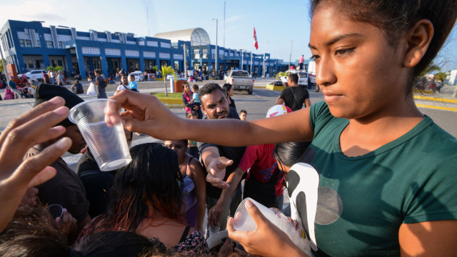 Warga Venezuela menerima makanan dari volunter. (Foto: CRIS BOURONCLE / AFP)
