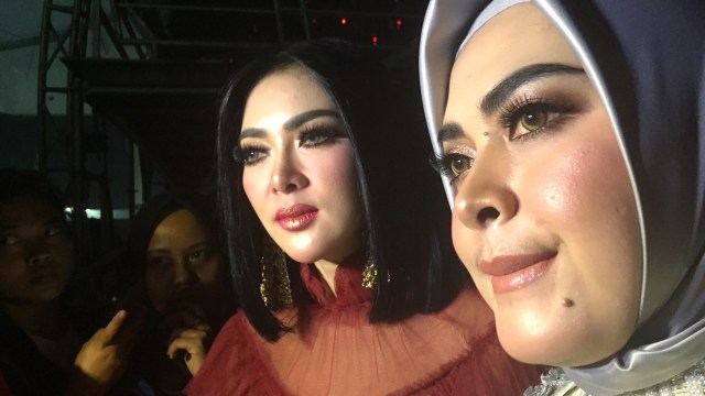 Penyanyi Syahrini (kiri) di acara HUT SCTV ke-28, Jakarta, Jumat (24/08/2018). (Foto: Giovanni/kumparan)