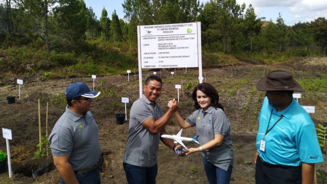 Garuda Indonesia dukung upaya reforestasi daerah tangkapan air (DTA) Danau Toba, Kabupaten Humbang Hasundutan, Sumatera Utara,  Jumat (24/08/2018). (Foto: Dok. Garuda Indonesia)