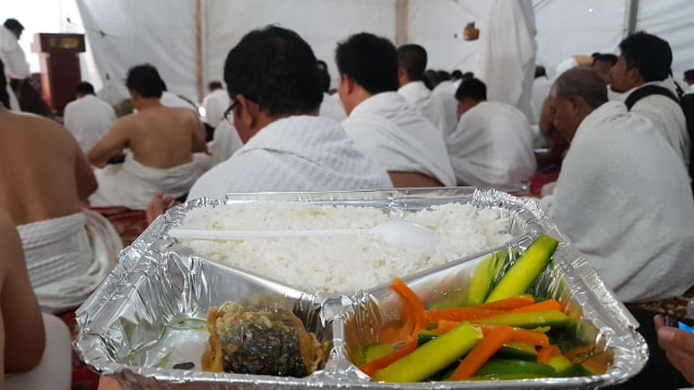 Jemaah Haji sedang menikmati makanan dari catering yang disediakan Kementerian Agama (23/8/18). (Foto: Twitter @Kemenag_RI)