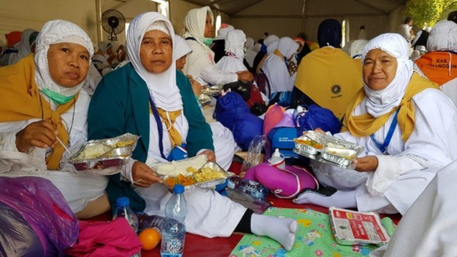 Jemaah Haji sedang menikmati makanan dari catering yang disediakan Kementerian Agama (23/8/18). (Foto: Twitter @Kemenag_RI)