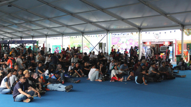 Pengunjung bersantai sambil nonton bareng (nobar) Asian Games 2018 di tenda Asian Fest, Gelora Bung Karno, Jakarta, Sabtu (25/08/2018). (Foto: Nugroho Sejati/kumparan)