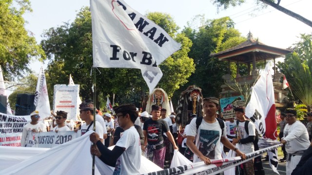Aksi damai Tolak Reklamasi  oleh ForBali dan masyarakat Bali mencapai puncak, Sabtu (25/8) di depan Kantor Gubernur Bali. (Foto: Cisilia Agustina Siahaan/kumparan)