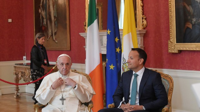 Paus Fransiskus bersama Perdana Menteri Irlandia Leo Varadkar saat mengunjungi Irlandia. (Foto: AFP/Tiziana Fabi)