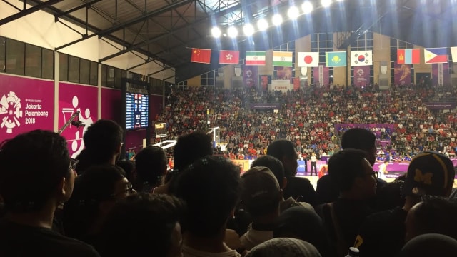Penonton laga basket Indonesia vs Mongolia (Foto:  Arif Prawira Utama/kumparan)