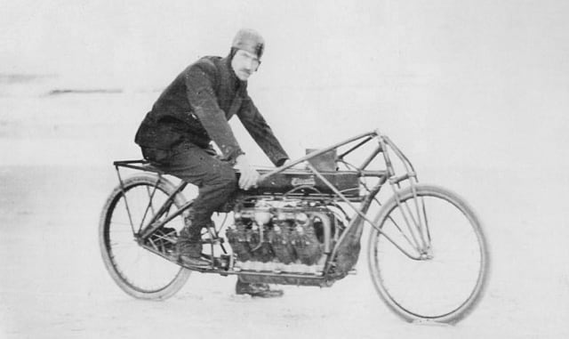 Glenn Curtis dan sepeda motor bermesin V8 pada tahun 1907 (Foto: dok. Curtiss)