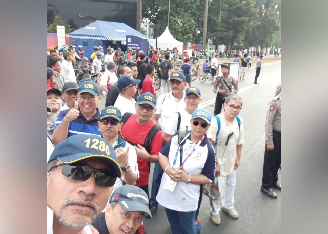 Retno Marsudi dan Diplomat Kemenlu RI bersih-bersih di GBK (Foto: Instagram/@retno_marsudi)