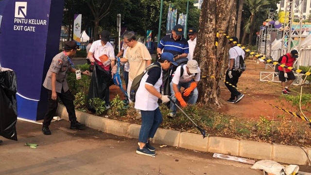 Retno Marsudi dan Diplomat Kemenlu RI bersih-bersih di GBK (Foto: Instagram/@retno_marsudi)