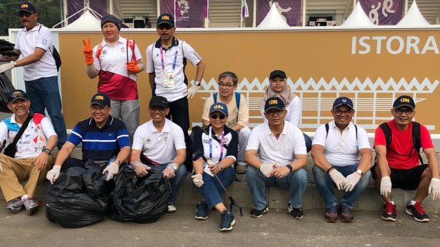 Retno Marsudi dan Diplomat Kemenlu RI bersih-bersih di GBK (Foto: Instagram/@retno_marsudi)