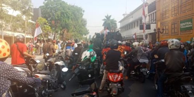 Ahmad Dhani dikepung di Surabaya (Foto: beritajatim.com)