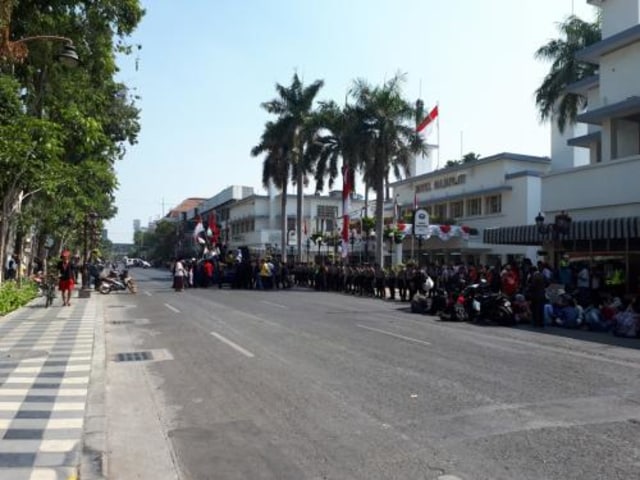 Ahmad Dhani dikepung di Surabaya (Foto: beritajatim.com)