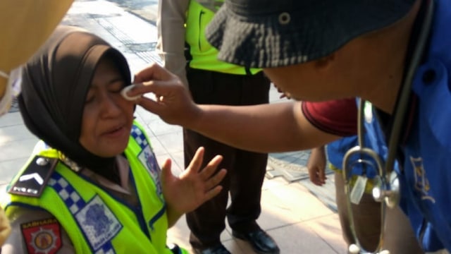 Aksi #2019GantiPresiden di Surabaya Ricuh, Seorang Polwan Kena Cakar (83085)